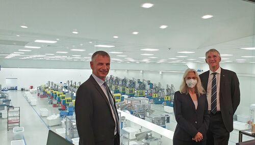 Blick in die Produktionshalle der Firma KISICO GmbH in Mittelheim: Landrat Frank Kilian lässt sich von der Geschäftsleitung, Bettina und Dr. Jan Kirchner, die Produktionsabläufe erläutern.