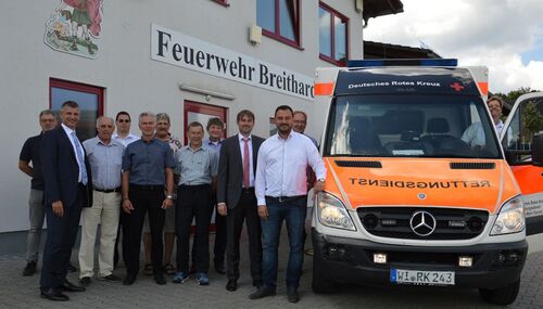 Landrat Frank Kilian (2. von links), Hohensteins Bürgermeister Daniel Bauer (rechts neben dem Rettungswagen) und DRK-Geschäftsführer Daniel von Hauff (3. von rechts) besuchten die neue Rettungswache in Hohenstein-Breithardt.