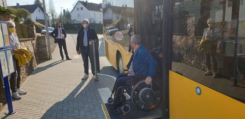 Bustechnik und die barrierefreie Haltestelle machen den Einstieg von Günter Soukup im Rollstuhl in den Omnibus leichter. 