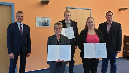 Landrat Frank Kilian überreicht die Urkunden der öffentlichen Belobigung Wiltrud Kirschner, Frank und Sandra Friedrichs (von links).