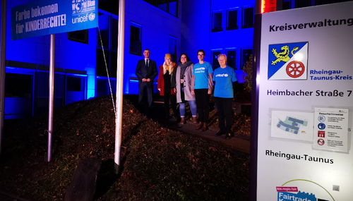 Bekennen Farbe für Kinderrechte: Landrat Frank Kilian, Lisa-Marie Lutterbey, Christina Sause sowie Wiebke Tomschi und Wiltrud Dressler für die ehrenamtliche UNICEF-Arbeitsgruppe Wiesbaden.
