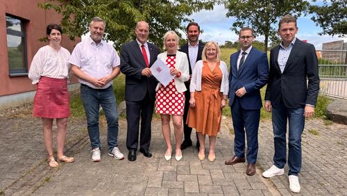 Foto v.l.n.r.: Jennifer Brötz (Wirtschaftsförderung RTK), Markus Oberndörfer (Bürgermeister Bad Schwalbach), Volker Diefenbach (Bürgermeister Heidenrod), Prof. Dr. Kristina Sinemus (Digitalministerin des Landes Hessen), Sandro Zehner (Landrat RTK), Patrick Berghüser (Bürgermeister Hohenstein), André Stolz (Kreistagsvorsitzender RTK).
