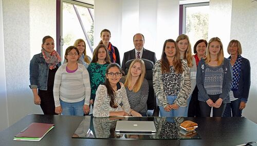 Die acht Schülerinnen durften zum Abschluss am Schreibtisch des Landrates Burkhard Albers gemeinsam mit den Organisatorinnen des Girl’s Day Platz nehmen.