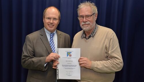 Landrat Albers überreicht Adolf Seitz den Ehrenamtspreis 2015 in der Sparte „Kunst und Kultur“.