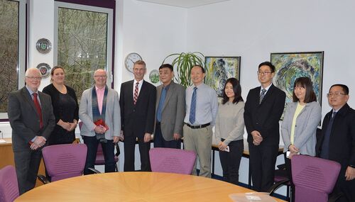 Landrat Frank Kilian (4. von links) und sein Stellvertreter Dr. Herbert Koch (links) begrüßten die chinesische Delegation im Kreishaus.